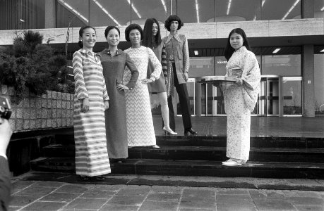 Japanse mannequins showen in Amsterdam West-Europese kleding voor de Wereldtento, Bestanddeelnr 923-2115