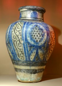 Jar with inscriptions and floral medallions, Syria, Mamluk dynasty, about 14th century AD, composite body, underglaze painted - Huntington Museum of Art - DSC04987