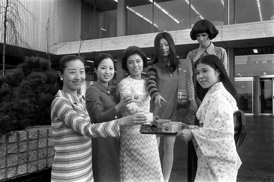 Japanse mannequins showen in Amsterdam West-Europese kleding voor de Wereldtento, Bestanddeelnr 923-2113
