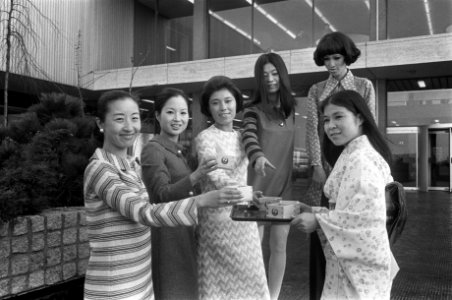 Japanse mannequins showen in Amsterdam West-Europese kleding voor de Wereldtento, Bestanddeelnr 923-2113