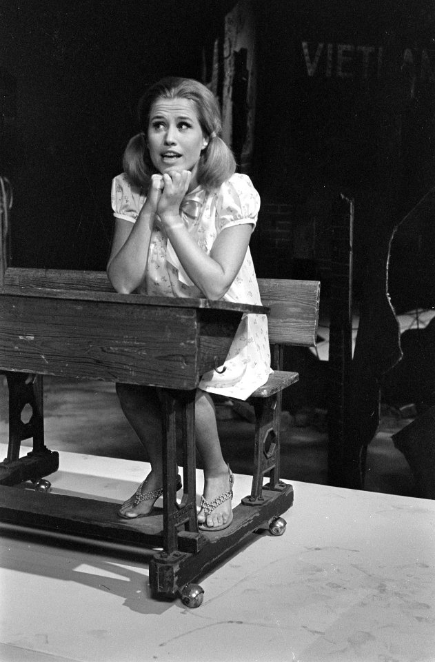 Jenny Arean zit als leerling in een schoolbank, Bestanddeelnr 921-6763