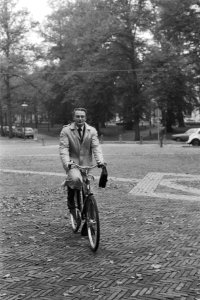 Janmaat (CP) arriveert per fiets bij Paleis Lange Voorhout voor bezoek aan Hare Majesteit Bestanddeelnr 932-7149