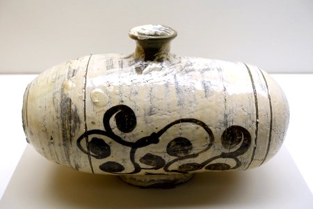 Janggun bottle with tendril design, Korea, Joseon dynasty, 1450-1550 AD, buncheong stoneware with iron paint - Ethnological Museum, Berlin - DSC02036