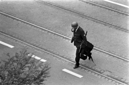 Japanse terroristen gijzelen Franse ambassadeur en 10 anderen in Franse ambassad, Bestanddeelnr 927-4510