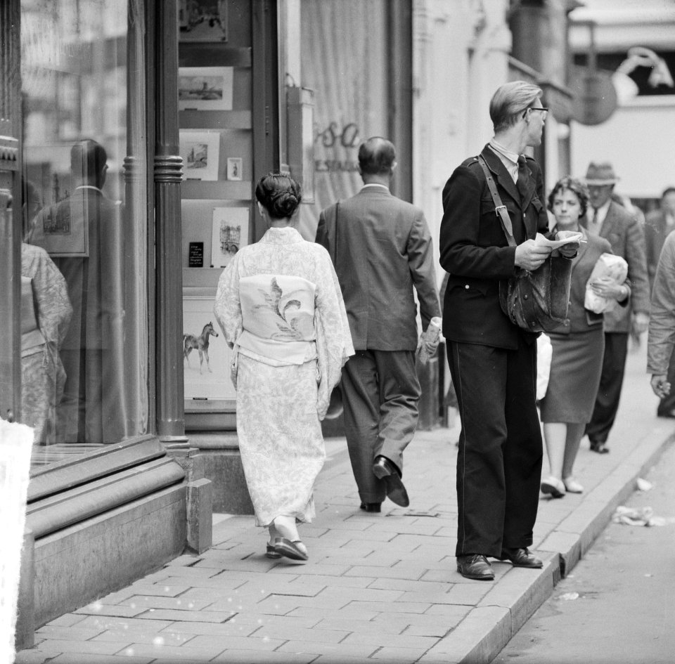 Japanse vrouw in kimono in de Kalverstraat, Bestanddeelnr 912-6208