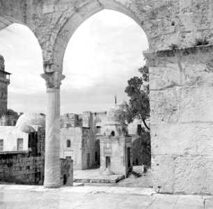 Jeruzalem, de Tempelberg (Al Haram esh Sharif). Gezicht vanaf het terras van de , Bestanddeelnr 255-1636