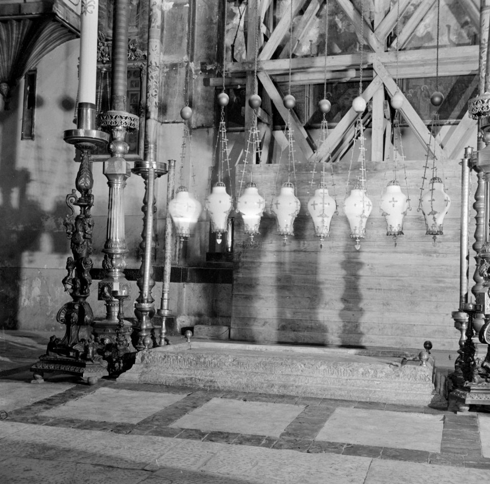 Jeruzalem, oude stad. Kandelaars en lampen boven de steen van de zalving in de H, Bestanddeelnr 255-1666