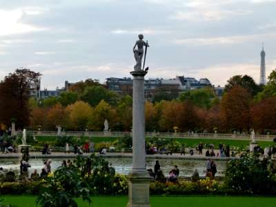 Jardin du Luxembourg - grand bassin et haut loin la tour Eiffel