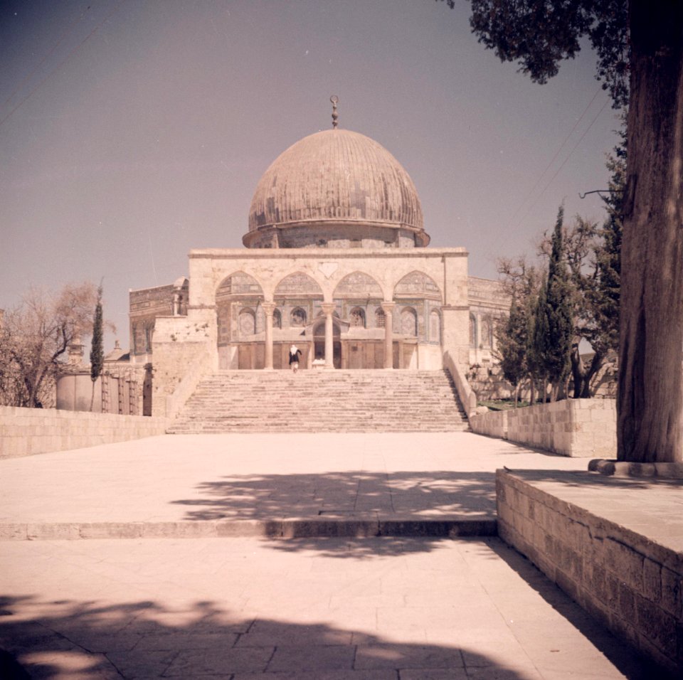 Jeruzalem. De Tempelberg (Al Haram esh-Sharif) trap en poort die toegang geven…, Bestanddeelnr 255-9823