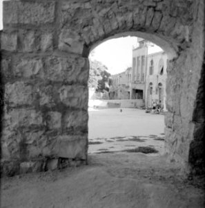 Jeruzalem. Doorkijkje door een poort met zicht op de muur met prikkeldraad dwars, Bestanddeelnr 255-2379
