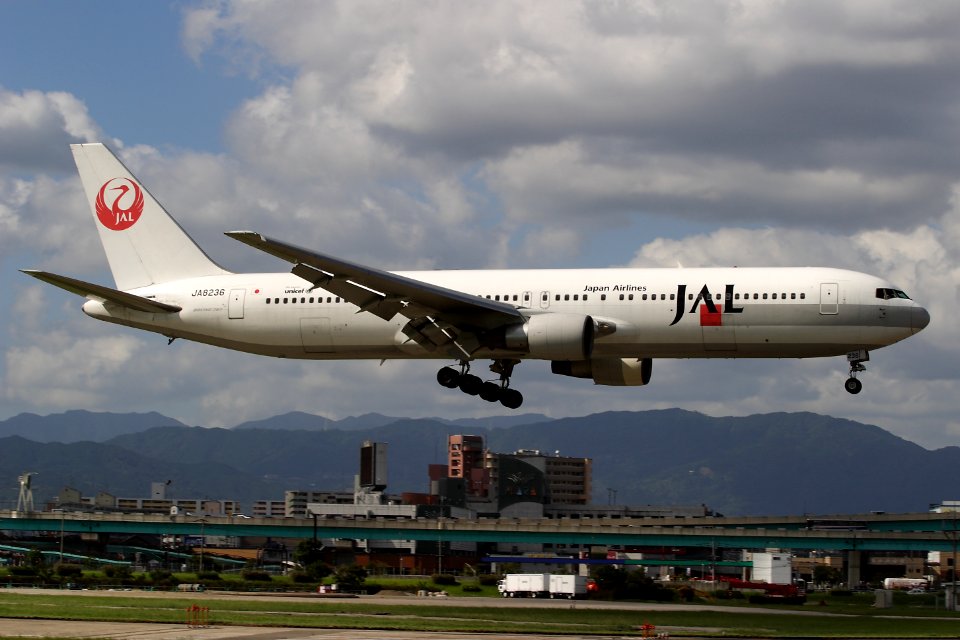 JapanAirlines B767-300 fukuoka 20050925094746