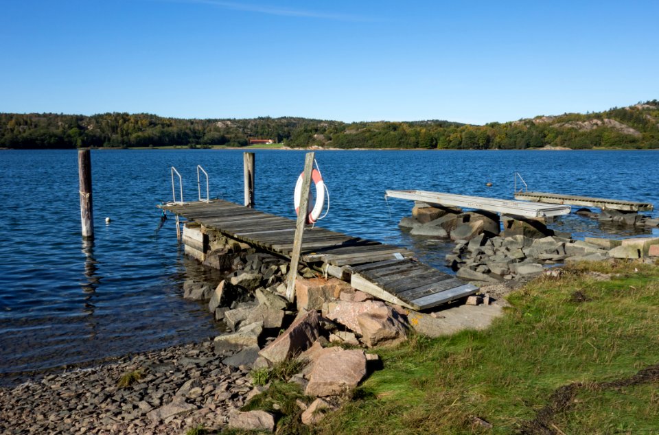 Jetties and lifebuoy at Loddebo