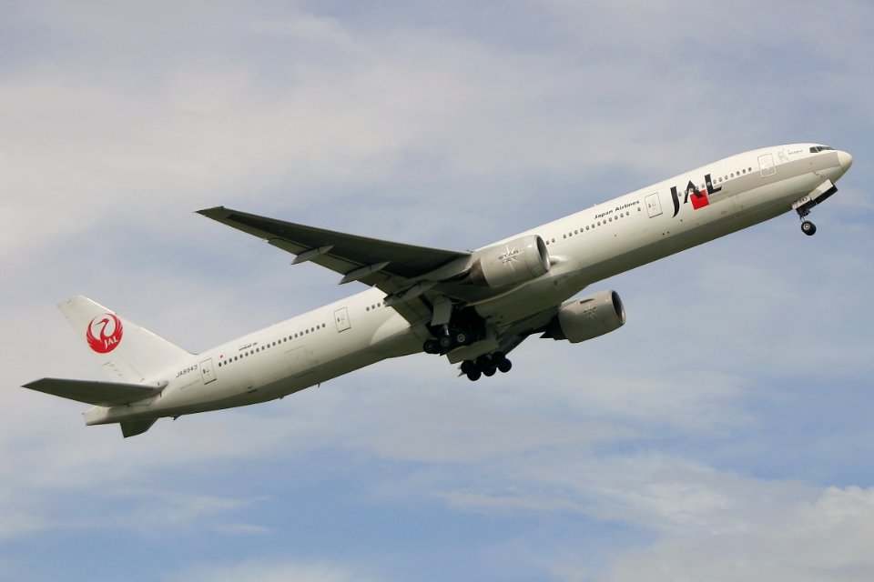 JapanAirlines B777-300 fukuoka 20040911150830