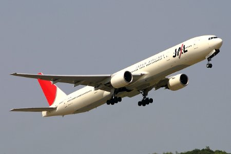 JapanAirlines B777-300 fukuoka 20040811141938