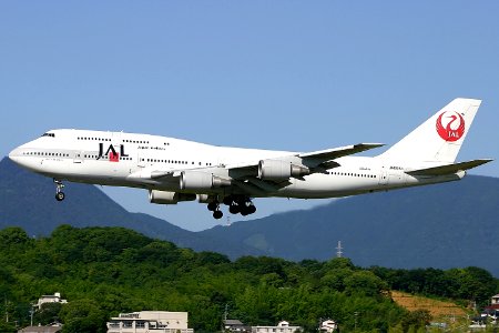 JapanAirlines B747-400 fukuoka 20040613161838 photo