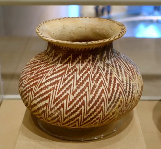 Jar with zig-zag pattern, Hohokam culture, Arizona, c. 850-950 AD, ceramic, Santa Cruz red-on-buff type - Dallas Museum of Art - DSC04538