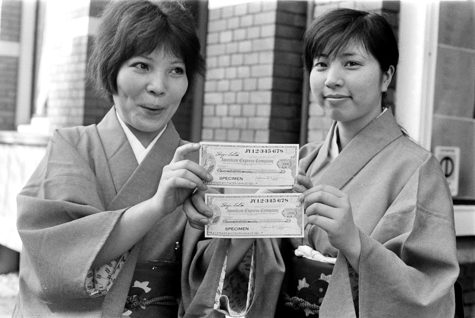 Japanse meisjes met yen travellers cheques van American Express, Bestanddeelnr 926-9909