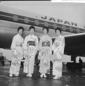 Japanse stewardessen in Kimono, Bestanddeelnr 914-5328