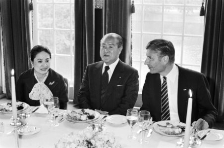 Japanse premier Suzuki in Nederlandmevrouw Kurokochi (Ambassaderaad), premier Suzuki en premier Van Agt tijdens officiele lunch, Bestanddeelnr 931-5510