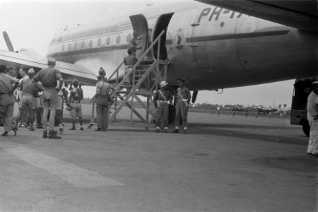 Japanse krijgsgevangen halen de zakken uit het vliegtuig onder toezicht van Mili, Bestanddeelnr 115-4-3