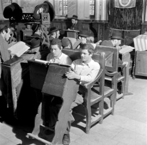 Jeruzalem. Studerende leerlingen van een Jeshiwa (een Talmoed hogeschool) in hun, Bestanddeelnr 255-0391