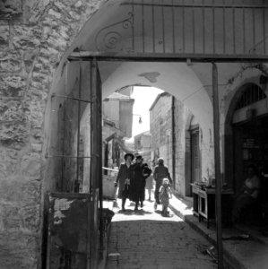 Jeruzalem Een van de vele poorten die toegnag geven tot de wijk Mea Shearim, Bestanddeelnr 255-0387