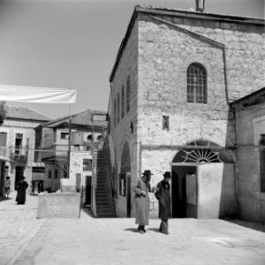 Jeruzalem. Twee discussiërende mannen voor een school in de wijk Mea Shearim. Te, Bestanddeelnr 255-0398