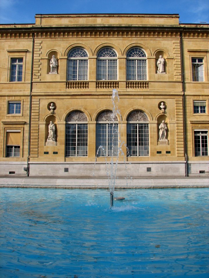 Jet d'eau au sud du collège latin de Neuchâtel