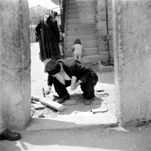 Jeruzalem, in de wijk Mea Shearim. Oude man in de weer met straattegels. Op de a, Bestanddeelnr 255-0365