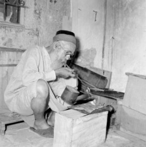 Jeruzalem. Een Jeminitische zilversmid bezig met het verhitten van metaal, Bestanddeelnr 255-2358