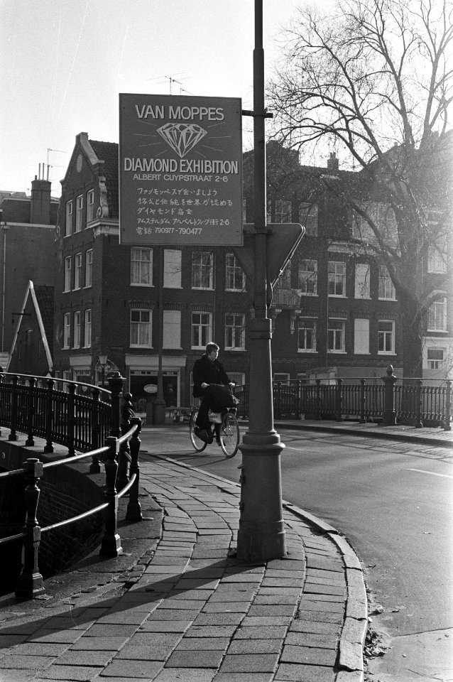 Japanse vestigingen in Amsterdam, reclamebord Van Moppes diamant in Japans, Bestanddeelnr 925-1317