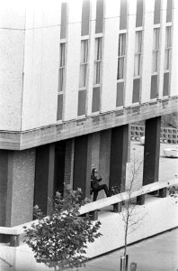 Japanse terroristen gijzelen Franse ambassadeur en 10 anderen in Franse ambassad, Bestanddeelnr 927-4511