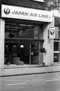 Japanse vestigingen in Amsterdam, etalage Japan Air Lines, Bestanddeelnr 925-1312