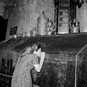Jeruzalem. Graf van koning David bezoekster kust het kleed dat de tombe bedekt, Bestanddeelnr 255-2336