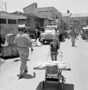 Jeruzalem. Een jongen vervoert broden met behulp van een plank op een kinderwage, Bestanddeelnr 255-2270