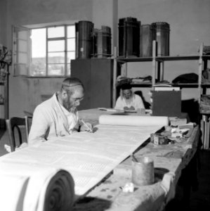 Jeruzalem. Schrijvers beschrijven boekrollen aan een werktafel, Bestanddeelnr 255-2346