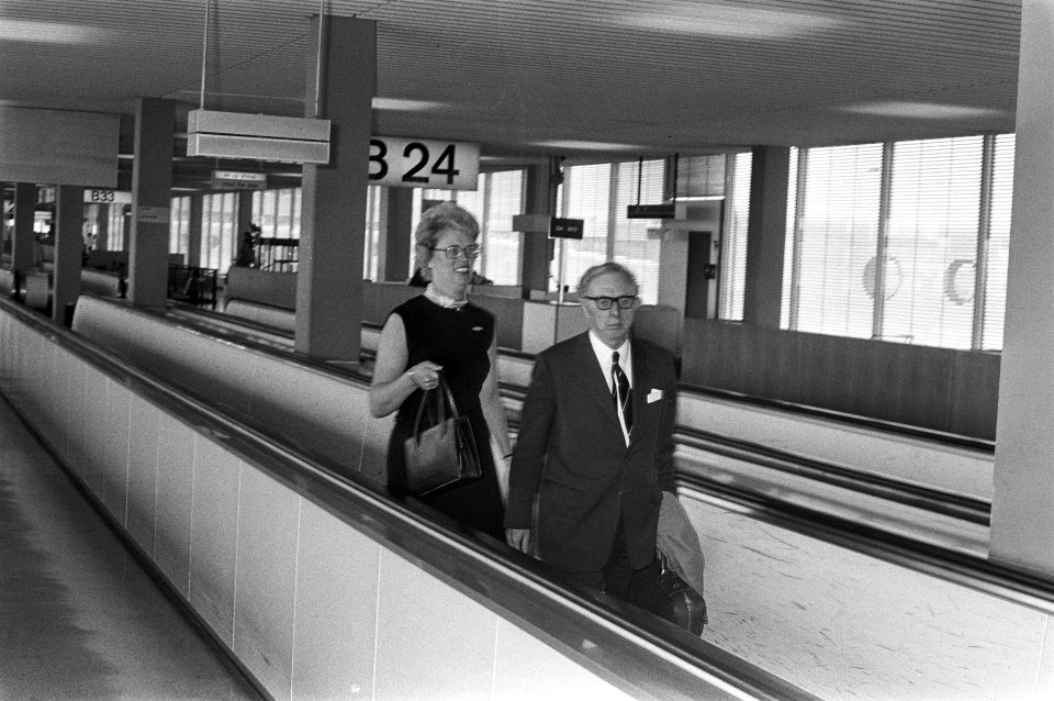 Jelle Zijlstra, directeur van de Nederlandsche Bank, op Schiphol, Bestanddeelnr 925-6921