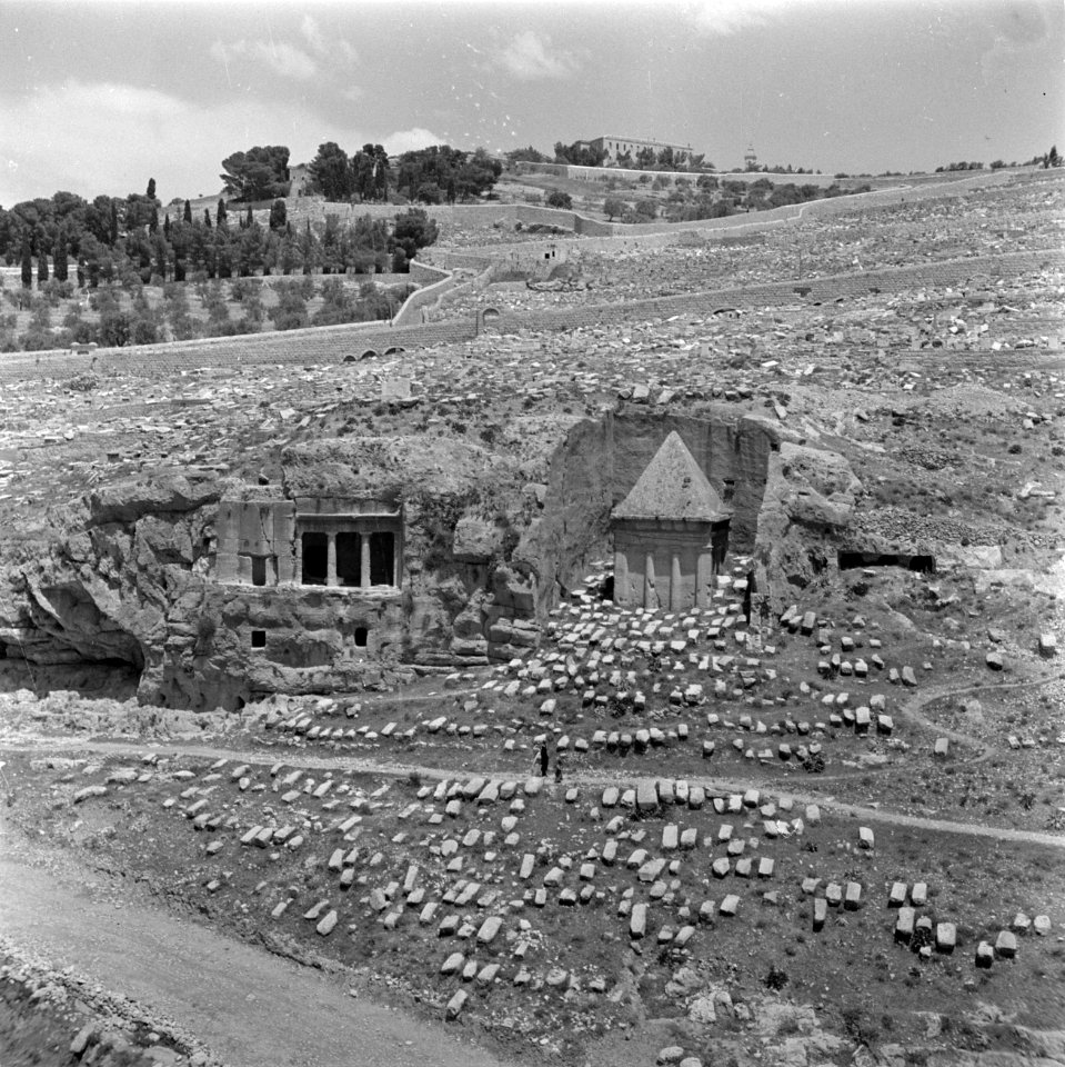 Jeruzalem. Gezicht vanaf de Tempelberg in oostelijke richting in het Kedrondal m, Bestanddeelnr 255-1648