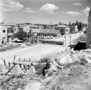 Jeruzalem. Wegversperringen in de Propheet Samuelstraat, op de grens tussen Jord, Bestanddeelnr 255-0327