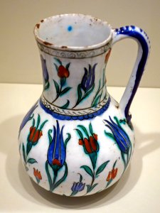 Jar with tulips, Iznik ware, Turkey, Iznik, Ottoman period, last quarter of 16th century, earthenware with underglaze polychrome painting - Cincinnati Art Museum - DSC04090
