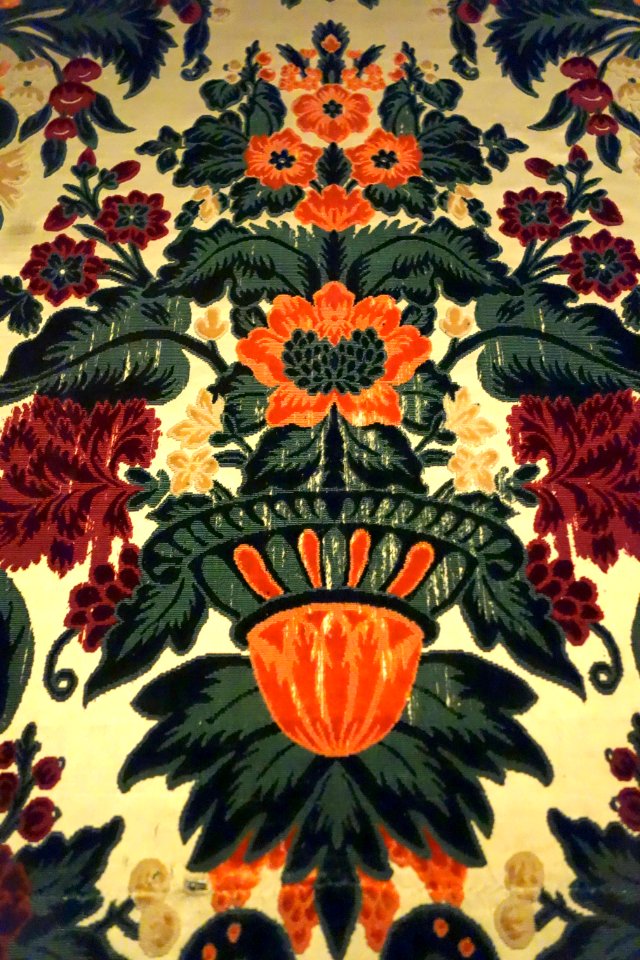 Jardiniere velvet, Italy, Genoa, early 18th century, silk cisele velvet, view 2 - Royal Ontario Museum - DSC04368