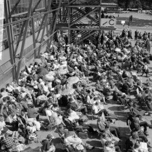 Jehovagetuigen te Rotterdam, een aantal gelovigen buiten stadion voor vak C in h, Bestanddeelnr 917-9334
