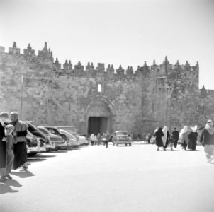 Jeruzalem. Geparkeerde autos buiten de stadsmuur voor de Damascuspoort, Bestanddeelnr 255-5286 photo