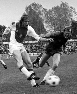 Jensen scoort voor Ajax het eerste doelpunt, rechts Huyg van Haarlem, Bestanddeelnr 930-4917 (cropped)