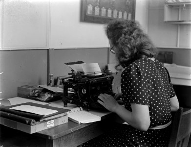 Jeanne van de Poll achter de typemachine, Bestanddeelnr 190-0958