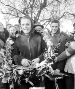 Jeen van den Berg gaat als eerste over de finish, Bestanddeelnr 906-2830