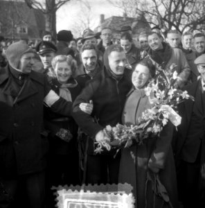 Jeen van den Berg wordt gehuldigd, Bestanddeelnr 906-2809