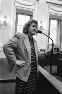 Jeltje van Nieuwenhoven (PvdA) stelt vragen, Bestanddeelnr 934-5049