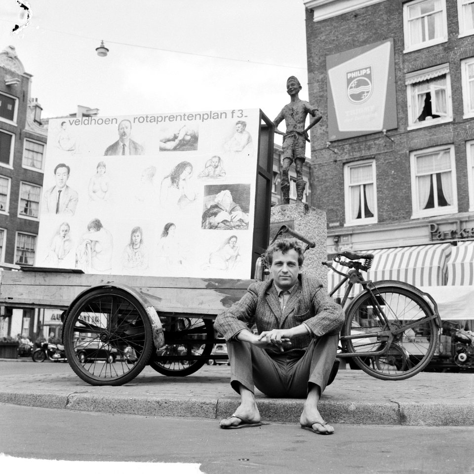 Jasper Grootveld met tekeningen van Veldhoen op bakfiets door de stad, wachtend , Bestanddeelnr 916-6207