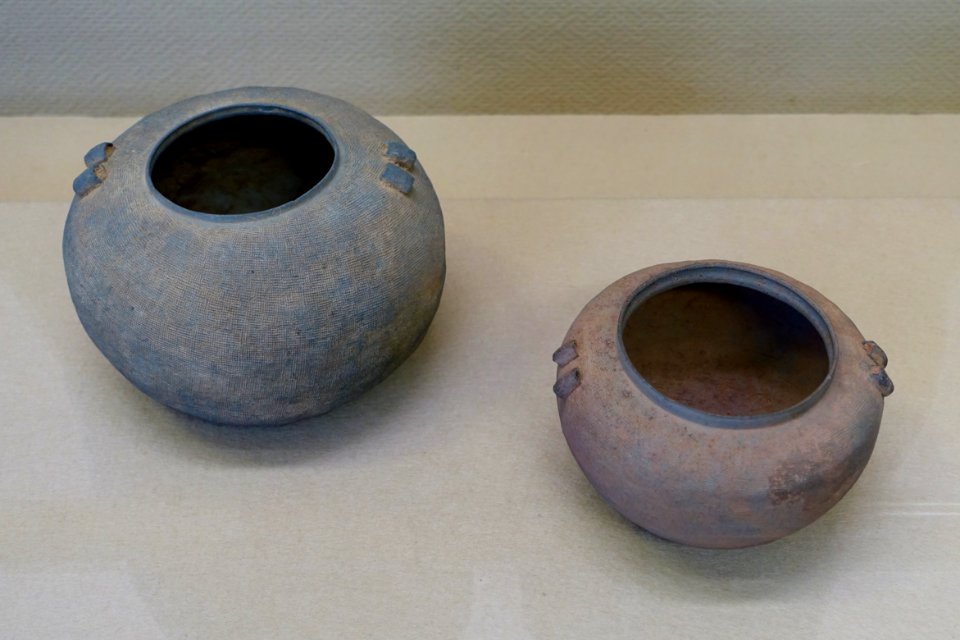Jars with two handles and stamped ornament, China, Warring States period to Eastern Han dynasty, 4th-1st century BC, ceramic - Hakone Museum of Art - Hakone, Kanagawa, Japan - DSC08327